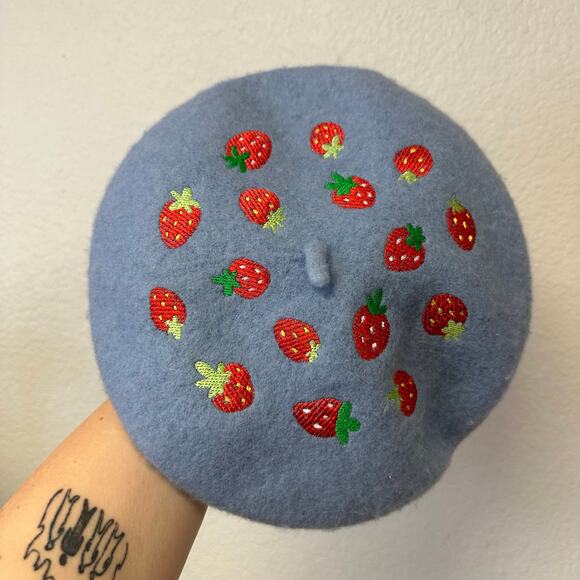 Clammy Heart Strawberries Embroidered Beret Wool Blue - Picture 6 of 6
